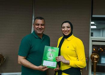 الأهلي ي علن تجديد عقد لاعبة فريق الكرة الطائرة 4 مواسم