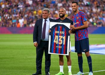 فيديو برشلونة يكرم داني ألفيس قبل مواجهة بوماس في كأس خوان جامبر