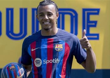 تمهيد ا لرحيله برشلونة يمنح قميص لاعبه لـ كوندي