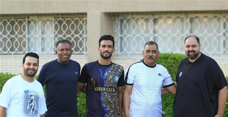 هيثم عرابي المدير الرياضي لنادي أسوان ومحمد السيد شيكا لاعب الفريق الجديد