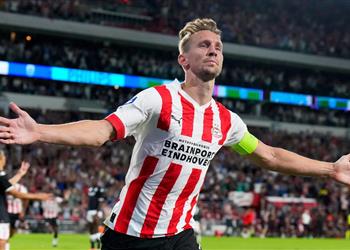 لوك دي يونج يقود آيندهوفن لفوز قاتل على موناكو ويتأهل لجولة الحسم في دوري أبطال أوروبا