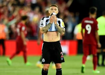 لاعب نيوكاسل رد ا على كلوب الحكم احتسب 5 دقائق وسجلتم في الدقيقة 98