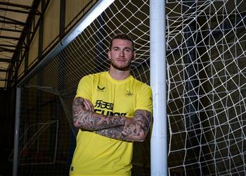 نيوكاسل يضم لوريس كاريوس في صفقة انتقال حر