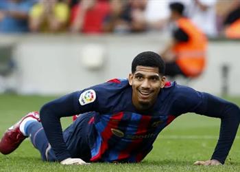 أراخو يوضح سبب قفزه فوق شعار برشلونة ويشيد بالهجوم أمام إلتشي