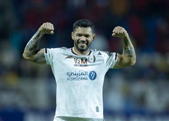 هداف الشباب السعودي يحذر المنافسين ما نقدمه ليس طفرة مؤقتة ونلعب على كل الألقاب