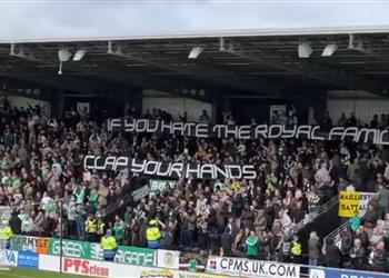 فيديو الجماهير تورط سيلتيك مرة أخرى بسبب الملكة إليزابيث