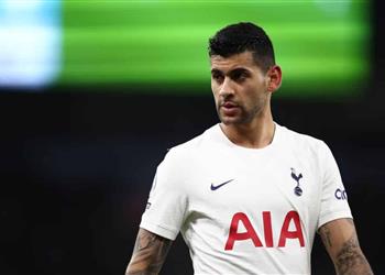 فان دايك ولاعب مانشستر يونايتد روميرو يختار أفضل مدافعين في الدوري الإنجليزي