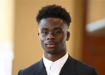 متفوق ا على كين بوكايو ساكا يتو ج بـ جائزة أفضل لاعب في إنجلترا