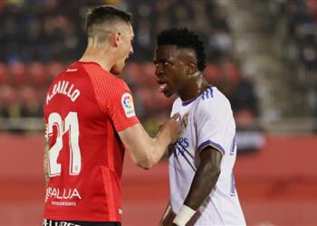 مدافع ريال مايوركا فينيسيوس يقلل من المنافسين ويحتمي في شعارات ضد العنصرية