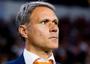 فان باستن ينتقد لاعب ليفربول بسبب أدائه مع منتخب بلاده