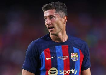 تشكيل برشلونة ضد إشبيلية في الدوري الإسباني ثلاثي هجومي بقيادة ليفاندوفسكي
