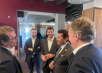 أشرف صبحي يتفقد أكاديمية لاماسيا لـ برشلونة ويلتقى أفضل لاعبة في العالم