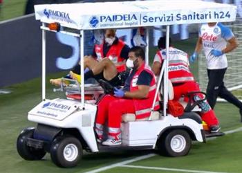 قبل صدام ليفربول نقل مهاجم نابولي إلى المستشفى بعد إصابة قوية أمام لاتسيو