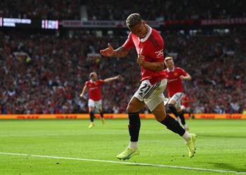 أنتوني يخلد اسمه في تاريخ الدوري الإنجليزي مع مانشستر يونايتد بعد هدفه أمام آرسنال