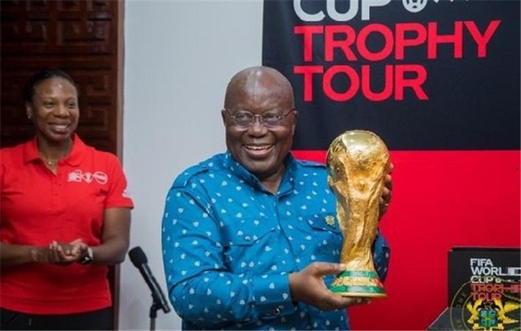 رئيس غانا يحمل كأس العالم