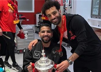 مؤمن زكريا يوضح كواليس احتفاله مع محمد صلاح بعد تتويج ليفربول بكأس الاتحاد الإنجليزي