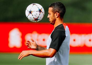 صور ألكانتارا يعود إلى تدريبات ليفربول قبل مباراة نابولي