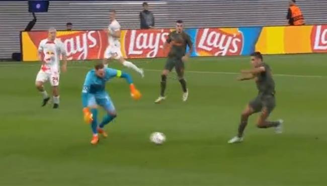 هدف كوميدي في مباراة شاختار ولايبزيج بدوري ابطال اوروبا