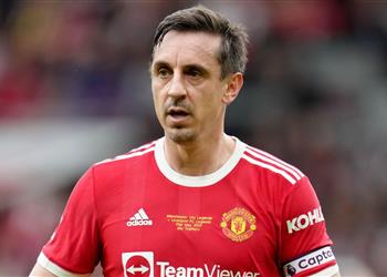 جاري نيفيل يعارض قرار تأجيل الدوري الإنجليزي بسبب وفاة الملكة إليزابيث الثانية