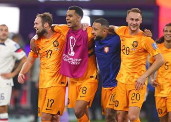 لاعب منتخب هولندا يرد على ارتباطه بالانتقال إلى ليفربول