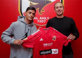 خاص الأهلي يتسلم البطاقة الدولية لـ كريستو