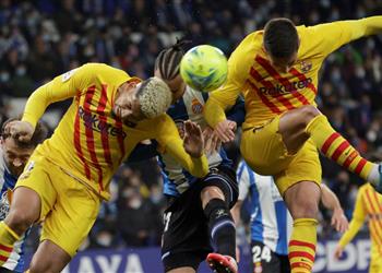 برشلونة يفتح الباب لرحيل مدافعه في انتقالات يناير