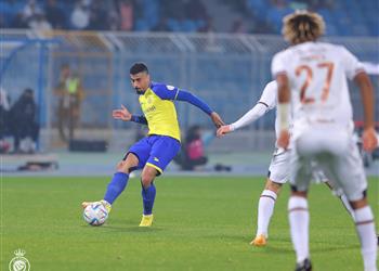 النصر يسقط في فخ التعادل أمام الشباب في دوري روشن السعودي