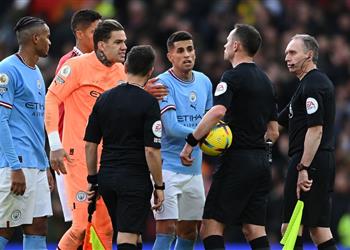 كواليس غضب وانفعال لاعبي مانشستر سيتي على حكم مباراة مانشستر يونايتد خارج الملعب