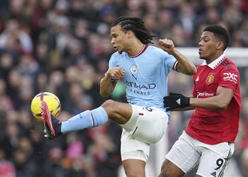 ناثان آكي مانشستر سيتي ضل طريقه بعد هدف برونو فرنانديز غير الصحيح