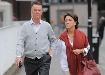 زوجته فان جال بكى بسبب إقالته من مانشستر يونايتد