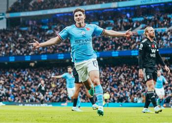 ألفاريز هالاند يحاول مساعدتي وعقليته مدهشة جد ا