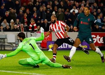 فيديو مبيمو يسجل هدف برينتفورد الثالث أمام ليفربول