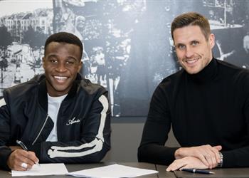 دورتموند يقطع الطريق على أندية الدوري الإنجليزي ويجدد عقد موكوكو