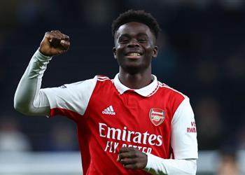 فيديو تسديدة رائعة ساكا يسجل هدف آرسنال الثاني أمام مانشستر يونايتد