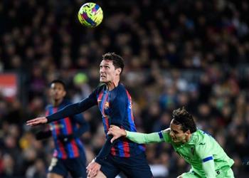 تشافي يتلقى بشرى سارة قبل مباراة برشلونة وريال سوسيداد في كأس ملك إسبانيا