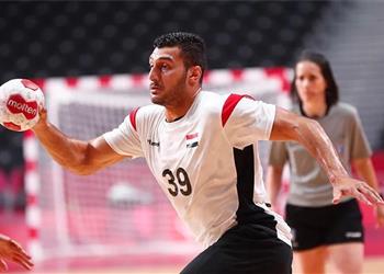 يحيى الدرع يغادر مباراة مصر والدنمارك في كأس العالم لكرة اليد مصاب ا