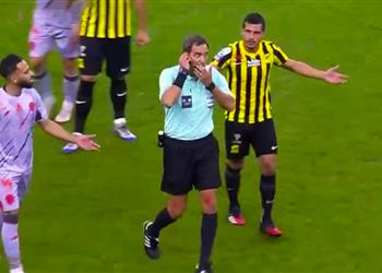 فيديو طارق حامد يتسبب في طرد لاعب الفيحاء بـ نهائي السوبر السعودي