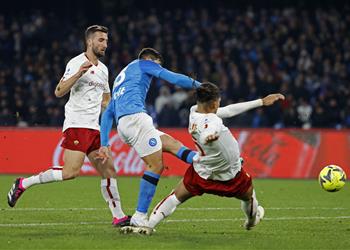 فيديو نابولي يقتنص فوز ا قاتلا من روما وي حل ق في صدارة الدوري الإيطالي