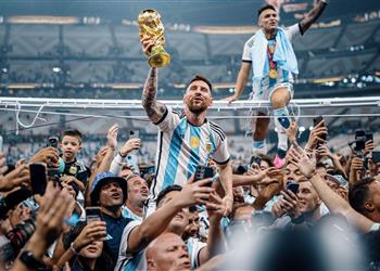 ميسي يوضح حقيقة احتفاله بـ كأس عالم م زيف ويصرح تمنيت أن يعطيه مارادونا لي