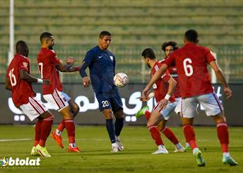 فيديو مشجع يؤخر انطلاق الشوط الثاني من مباراة الأهلي وإنبي