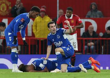 فيديو لاعب إيفرتون يتعرض لإصابة قوية أمام مانشستر يونايتد ويغادر الملعب باكي ا