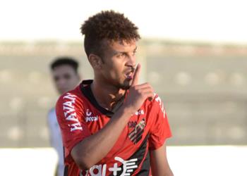 وكيل جاجا يوضح لـ بطولات حقيقة اهتمام الأهلي بضمه في يناير