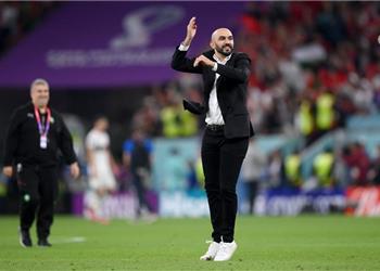 فيديو وليد الركراكي يرد على إمكانية تدريب الهلال السعودي