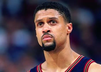 لاعب سلة أمريكي لزملائه المسلمين لا تكن ضعيف ا ودع صوتك مسموع ا