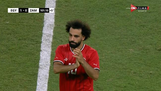 لحظة خروج محمد صلاح في مباراة مصر وزامبيا وتحية الجماهير له