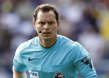 حكم فضيحة ليفربول أمام توتنهام يعود للتحكيم في الدوري الإنجليزي