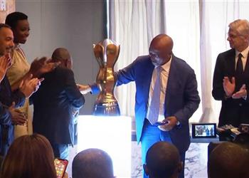 في حضور آرسين فينجر موتسيبي يكشف عن شكل كأس دوري السوبر الإفريقي