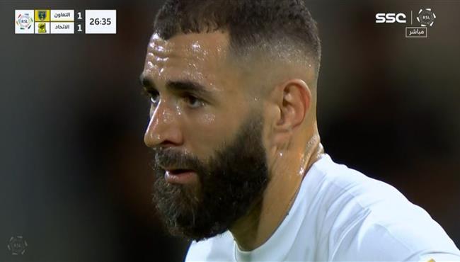 كريم بنزيما يسجل هدف في مرماه امام التعاون بالدوري السعودي