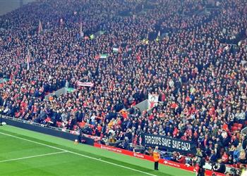 صورة رسالة دعم من مدرجات مباراة ليفربول وإيفرتون لـ فلسطين