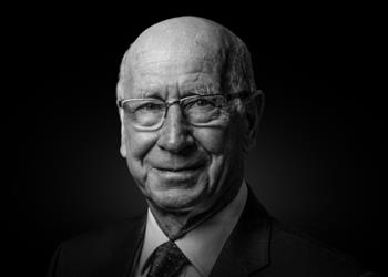 وفاة السير بوبي تشارلتون أسطورة مانشستر يونايتد